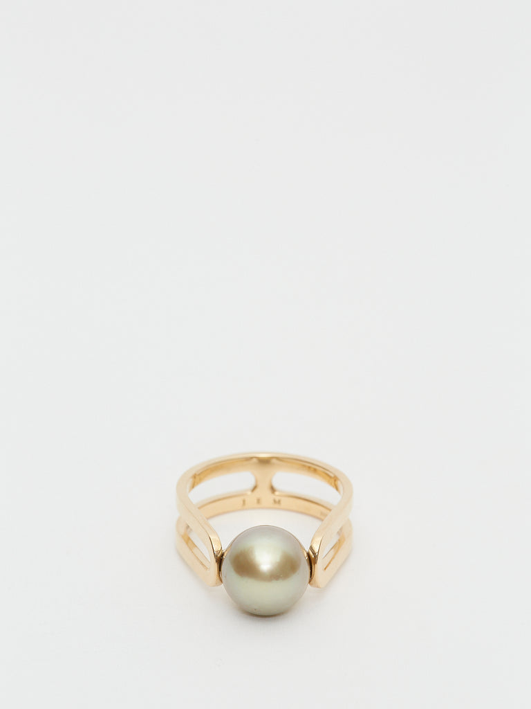 Jem Solitaire Yellow Gold Étreintes Ring with Golden Pearl