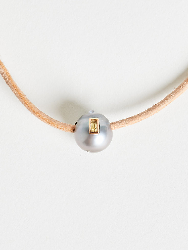 Dezso Sara Beltrán - Grey Pearl Bead with Lemon Quartz